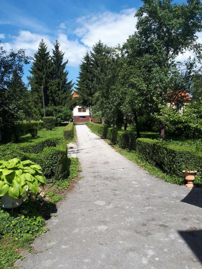 Apartment Dubovac คาร์โลวัตส์ ภายนอก รูปภาพ